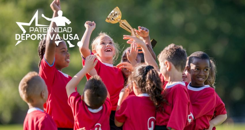 Grupo de niños festejando haber ganado gracias al impulso de sus metas deportivas