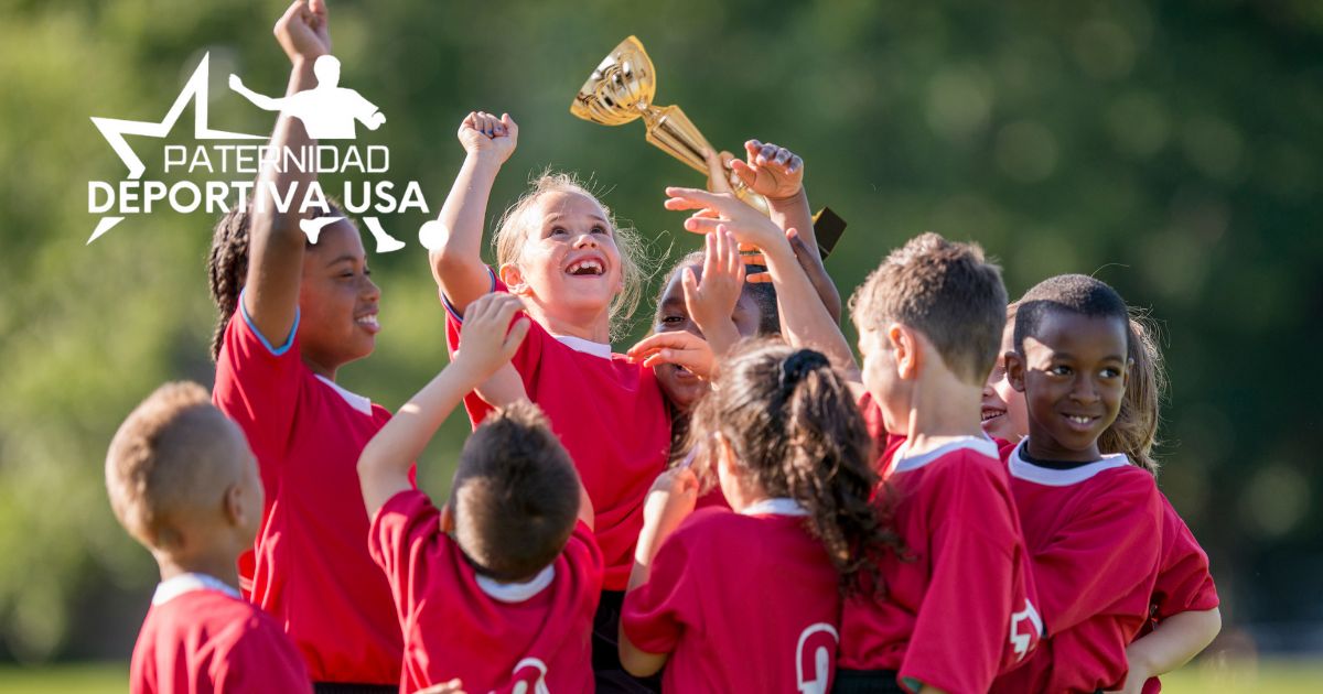 Grupo de niños festejando haber ganado gracias al impulso de sus metas deportivas