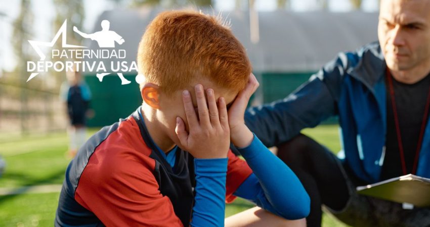 Coach o Padre apoyando animicamente aun joven ofuscado por un error en una competencia deportiva