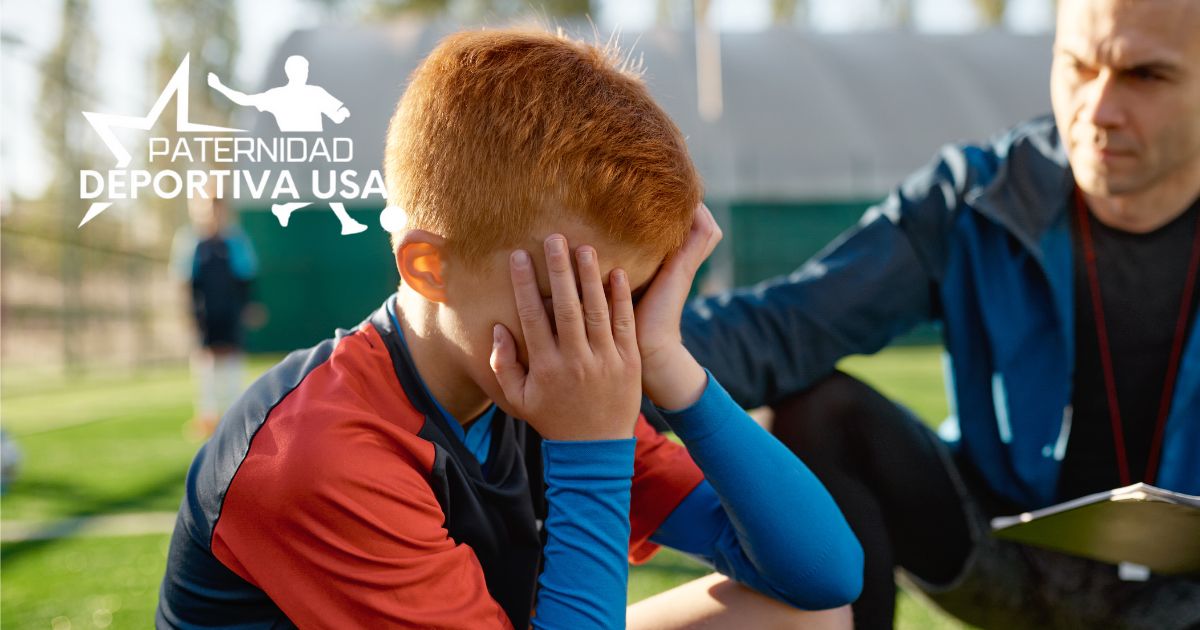 Coach o Padre apoyando animicamente aun joven ofuscado por un error en una competencia deportiva