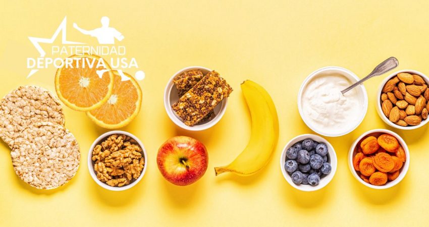 Varios contenedores con comida saludable para un joven deportista que se pueden consumir antes de una competencia o partido